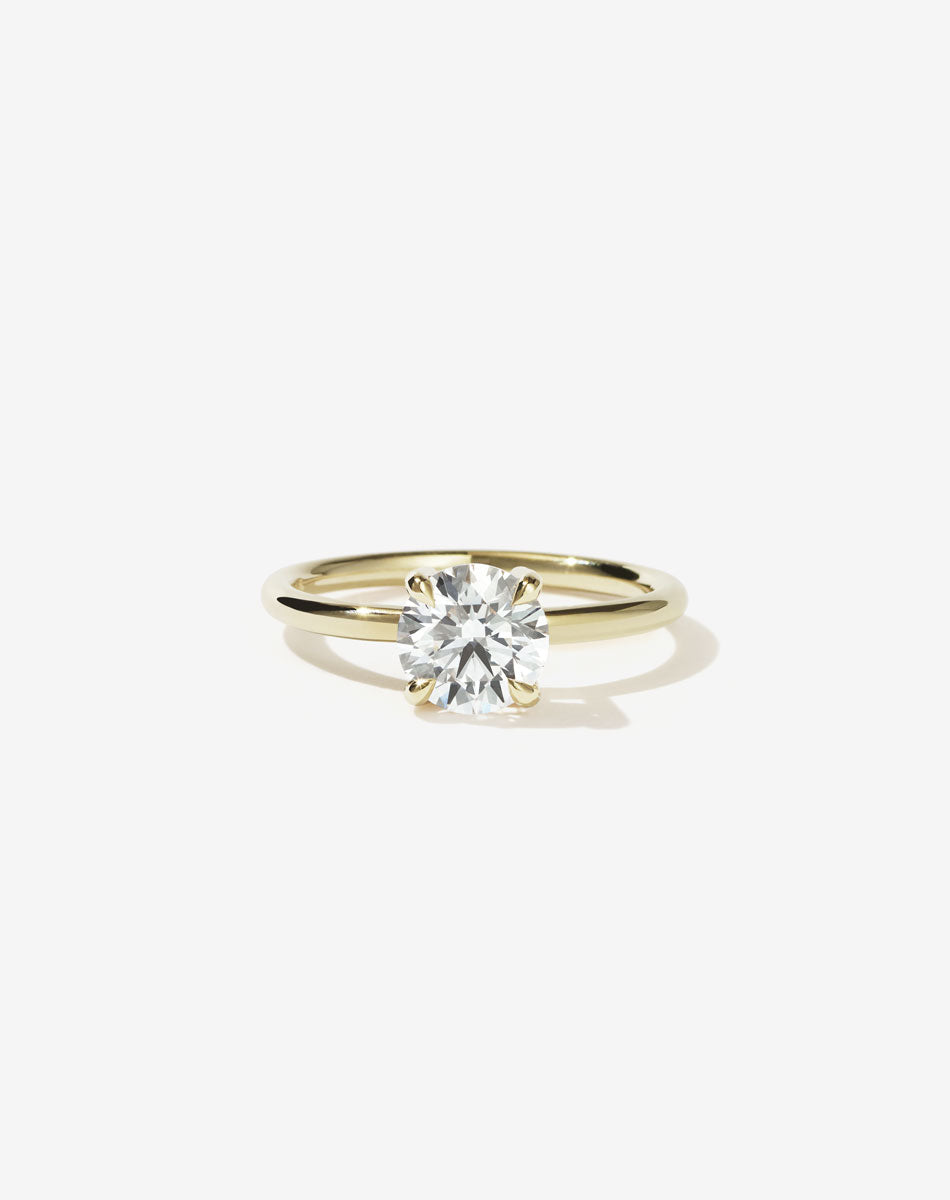 Round brilliant Diamond Solitaire Engagement ring in Yellow Gold