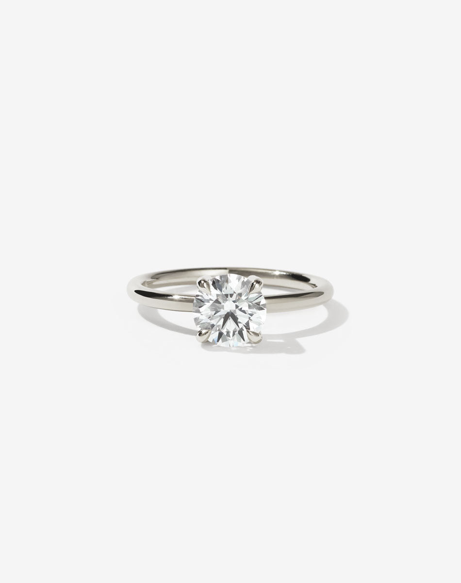 Round brilliant Diamond Solitaire Engagement ring in White Gold