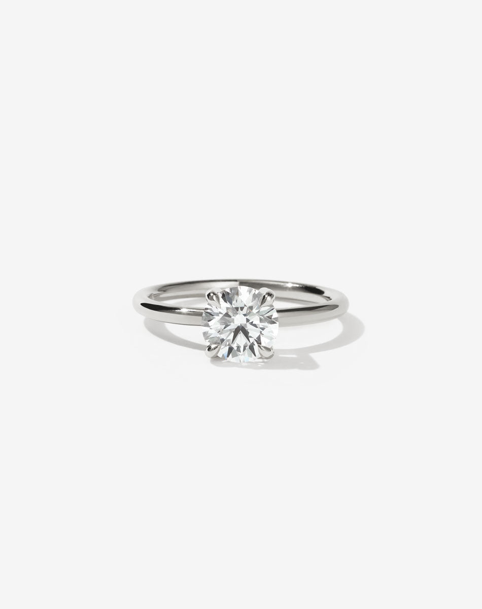 Round brilliant Diamond Solitaire Engagement ring in Platinum
