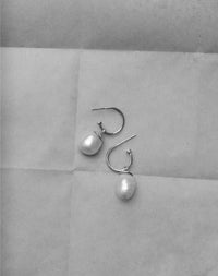 Pair of silver earrings with freshwater pearls 