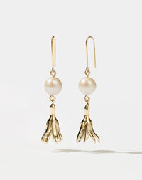Meadowlark Jewellery’s refined Magda Pearl Earrings in 23k Gold Plated Sterling Silver or 9ct Yellow Gold. An ethereal, bell-shaped flower charm suspended from a lustrous round, freshwater pearl – bringing an air of quiet luxury to any ensemble. Light-catching and dreamlike. From the Dreams collection.