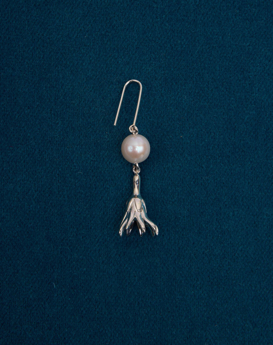 Meadowlark Jewellery’s refined Magda Pearl Earrings in Sterling Silver. An ethereal, bell-shaped flower charm suspended from a lustrous round, freshwater pearl – bringing an air of quiet luxury to any ensemble. Light-catching and dreamlike. From the Dreams collection.