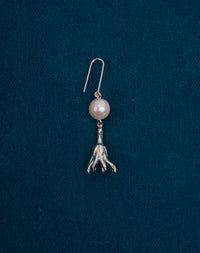 Meadowlark Jewellery’s refined Magda Pearl Earrings in Sterling Silver. An ethereal, bell-shaped flower charm suspended from a lustrous round, freshwater pearl – bringing an air of quiet luxury to any ensemble. Light-catching and dreamlike. From the Dreams collection.