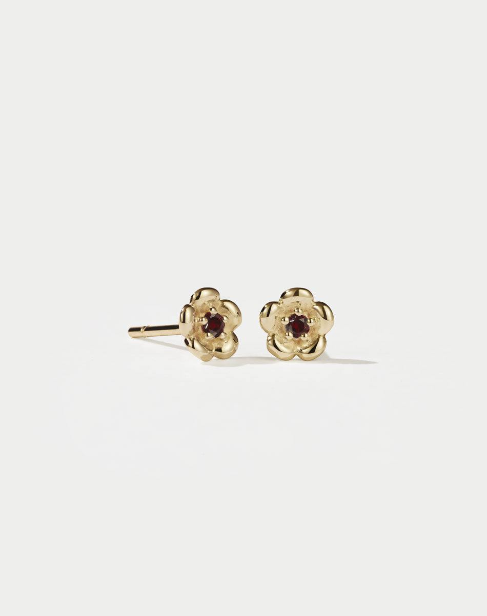 Meadowlark Jewellery’s floral Posie Stud Earrings in 23k Gold Plated Sterling Silver or 9ct Yellow Gold, set with a single round brilliant cut Pink Sapphire stone. Inspired by classic floral motifs and our beloved Alba designs, a timeless symbol of grace, growth and renewal. Celebrating life’s continual renewal. From the Dreams collection.