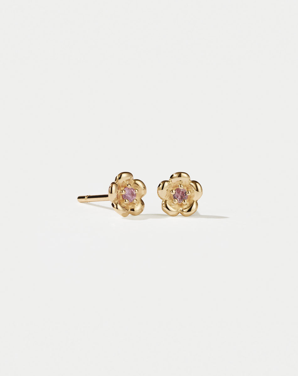 Meadowlark Jewellery’s floral Posie Stud Earrings in 23k Gold Plated Sterling Silver or 9ct Yellow Gold, set with a single round brilliant cut Pink Sapphire stone. Inspired by classic floral motifs and our beloved Alba designs, a timeless symbol of grace, growth and renewal. Celebrating life’s continual renewal. From the Dreams collection.