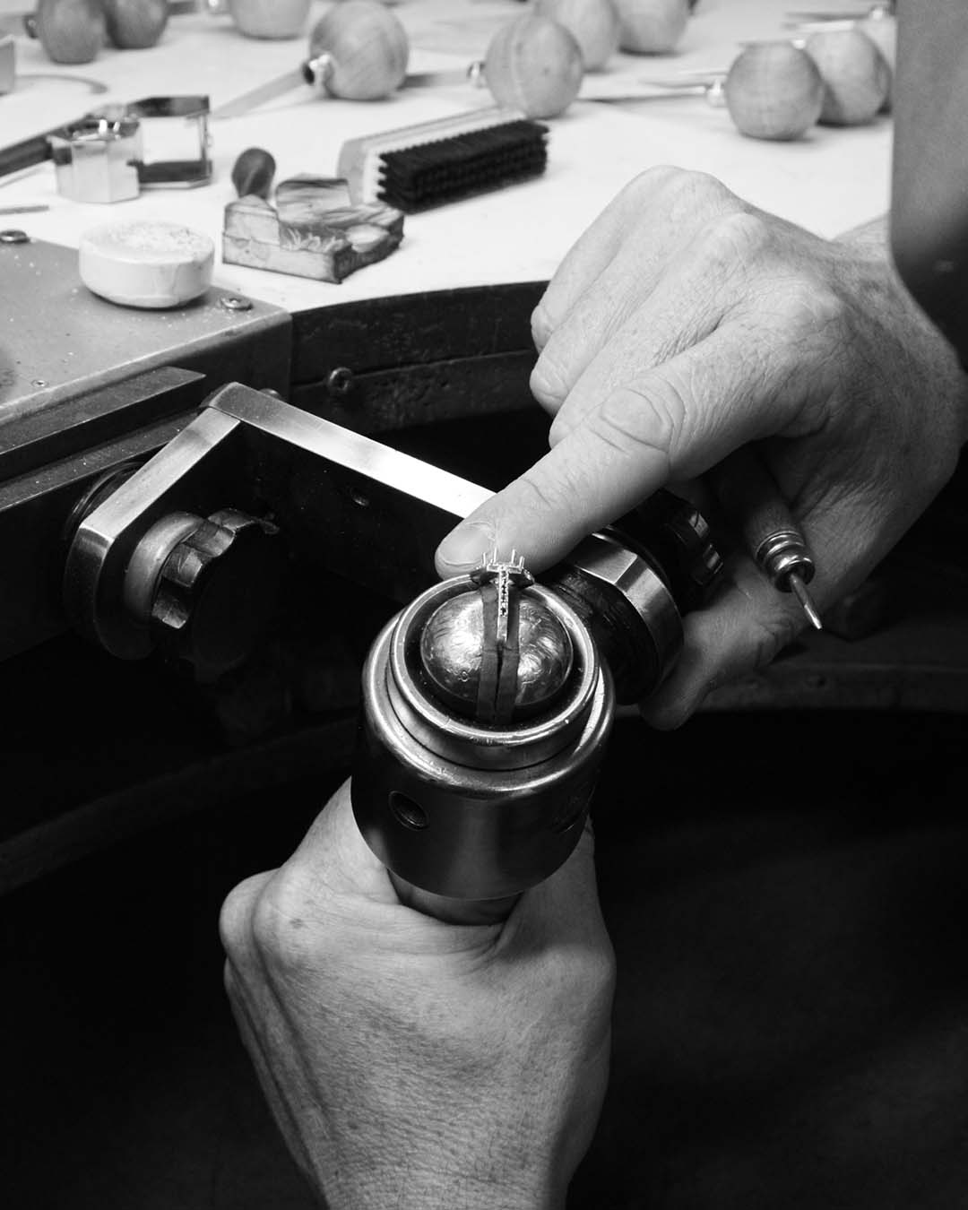 Shoulder diamonds in place. Simon places the diamonds down one shoulder (side of the band), ensuring the ‘table’ or top of each diamond is sitting flat and aligned, before pushing the beads over each stone.