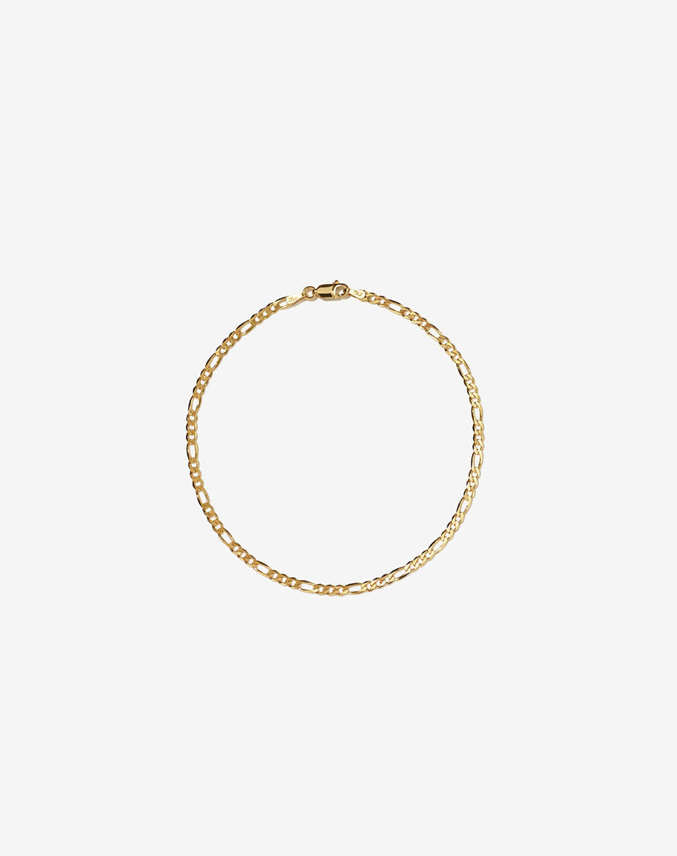 A gold Figaro fine chain bracelet 